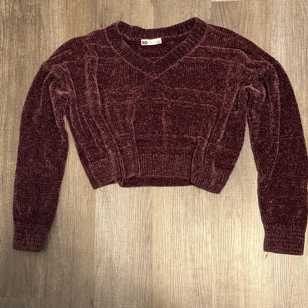 SO Women's V-Neck Cropped Sweater in Rich Burgundy